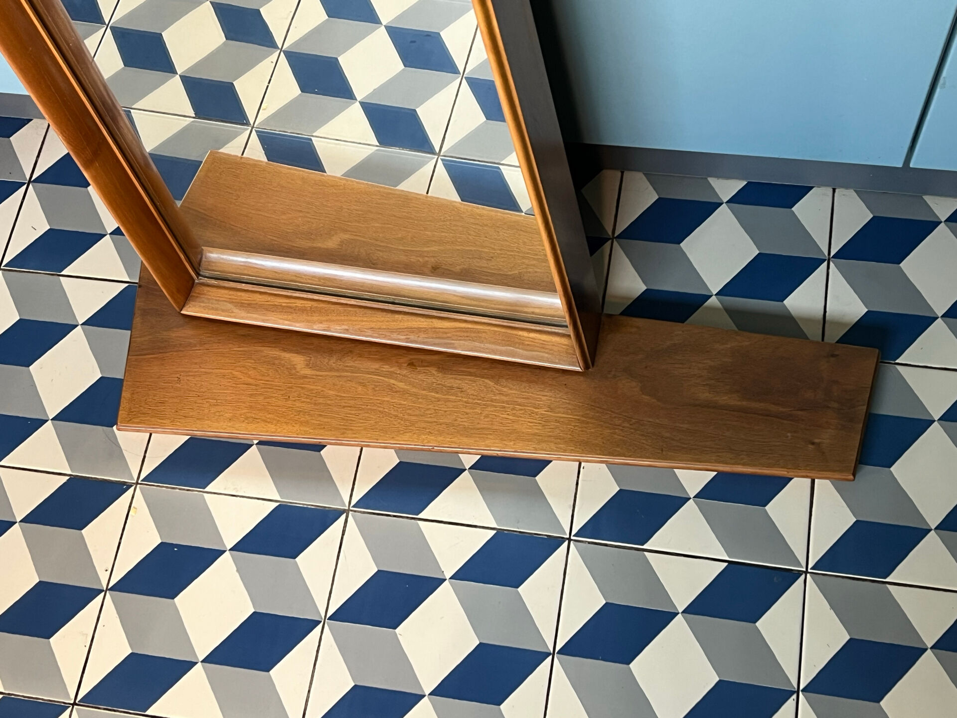 Miroir mural avec l’étagère