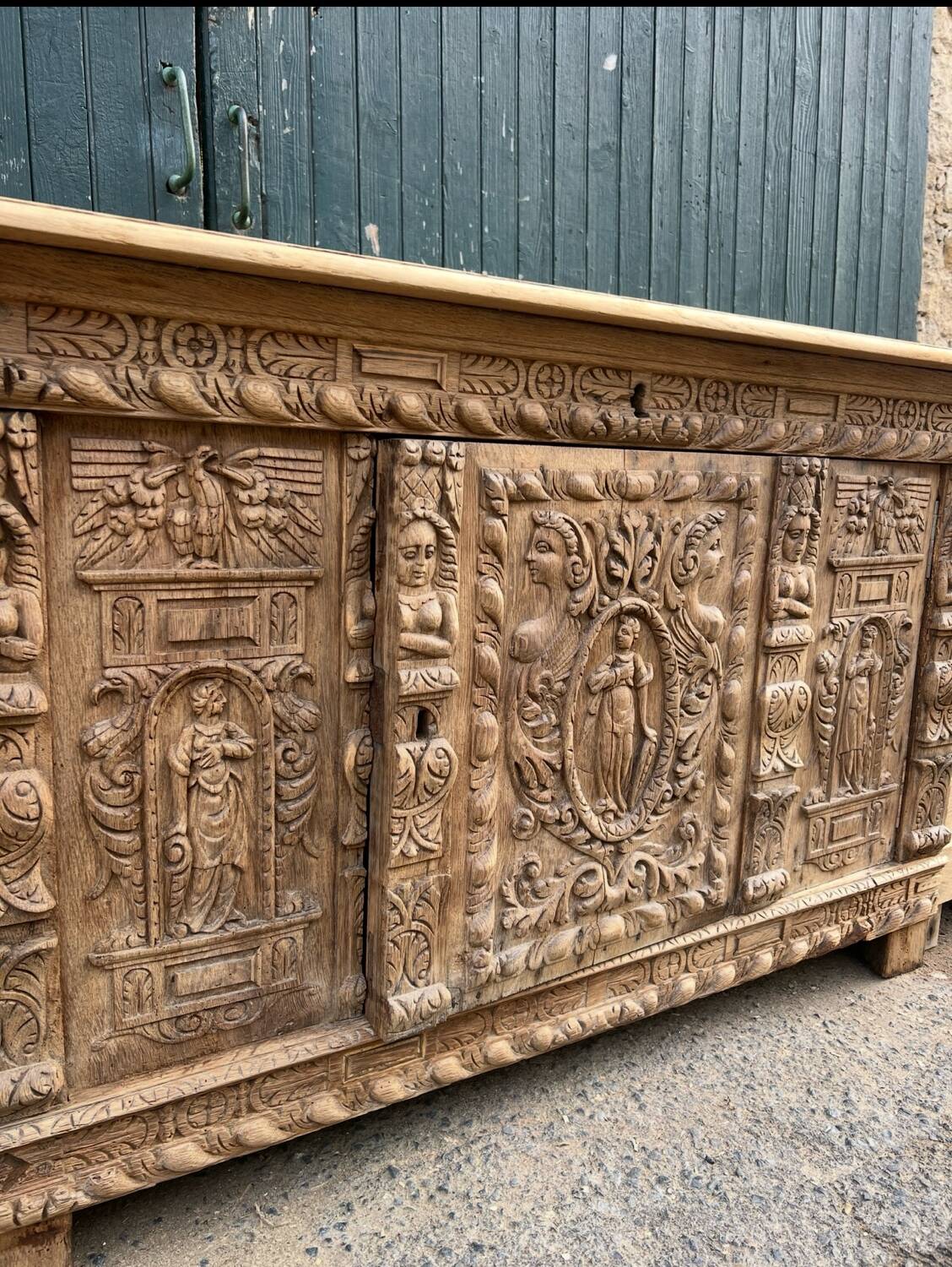 Grand Renaissance buffet in oak