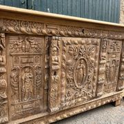 Grand Renaissance buffet in oak