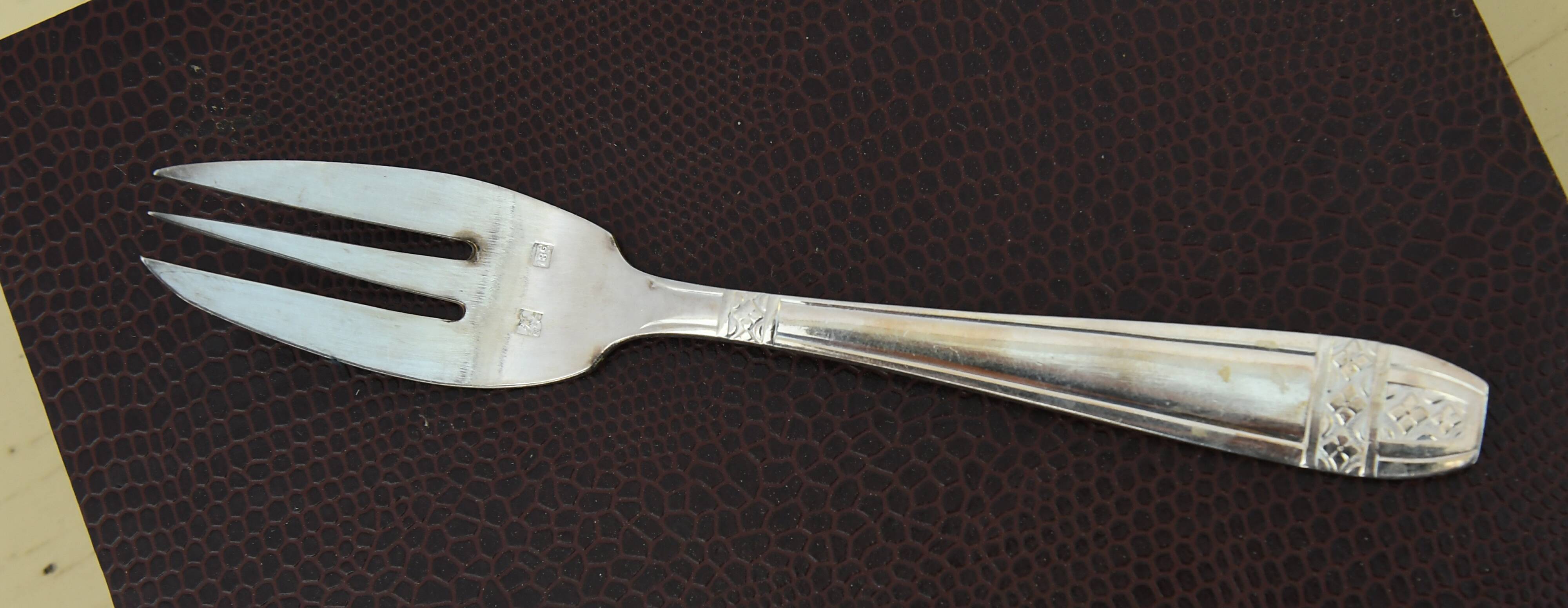 Silver metal cutlery set