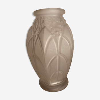 Art Deco vase in white molded glass
