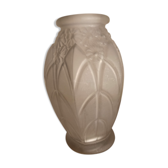 Art Deco vase in white molded glass