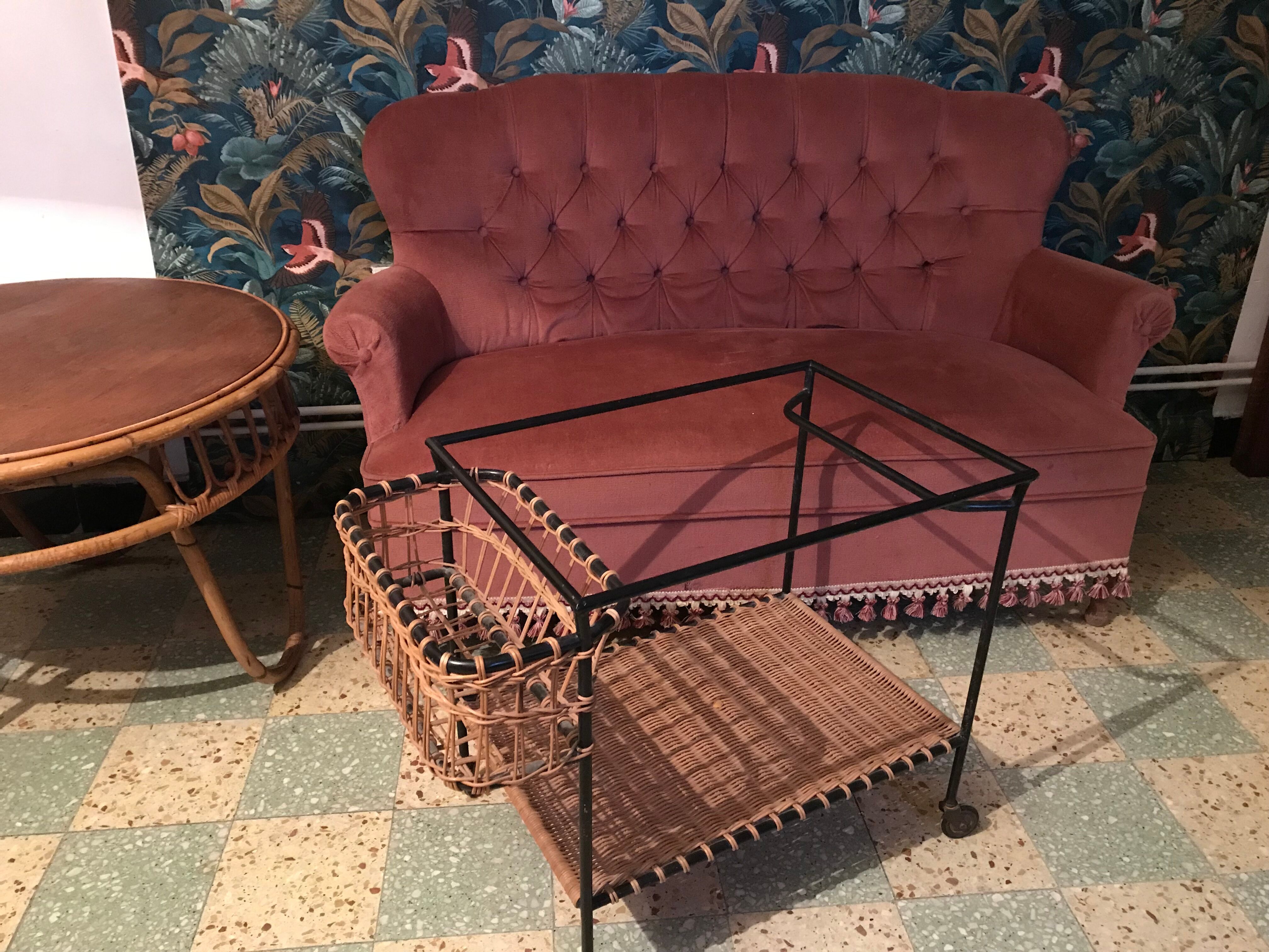 Sofa padded in old pink velvet