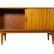Commode postmodernisme Violetta , conçue par Lesniewski. 1960