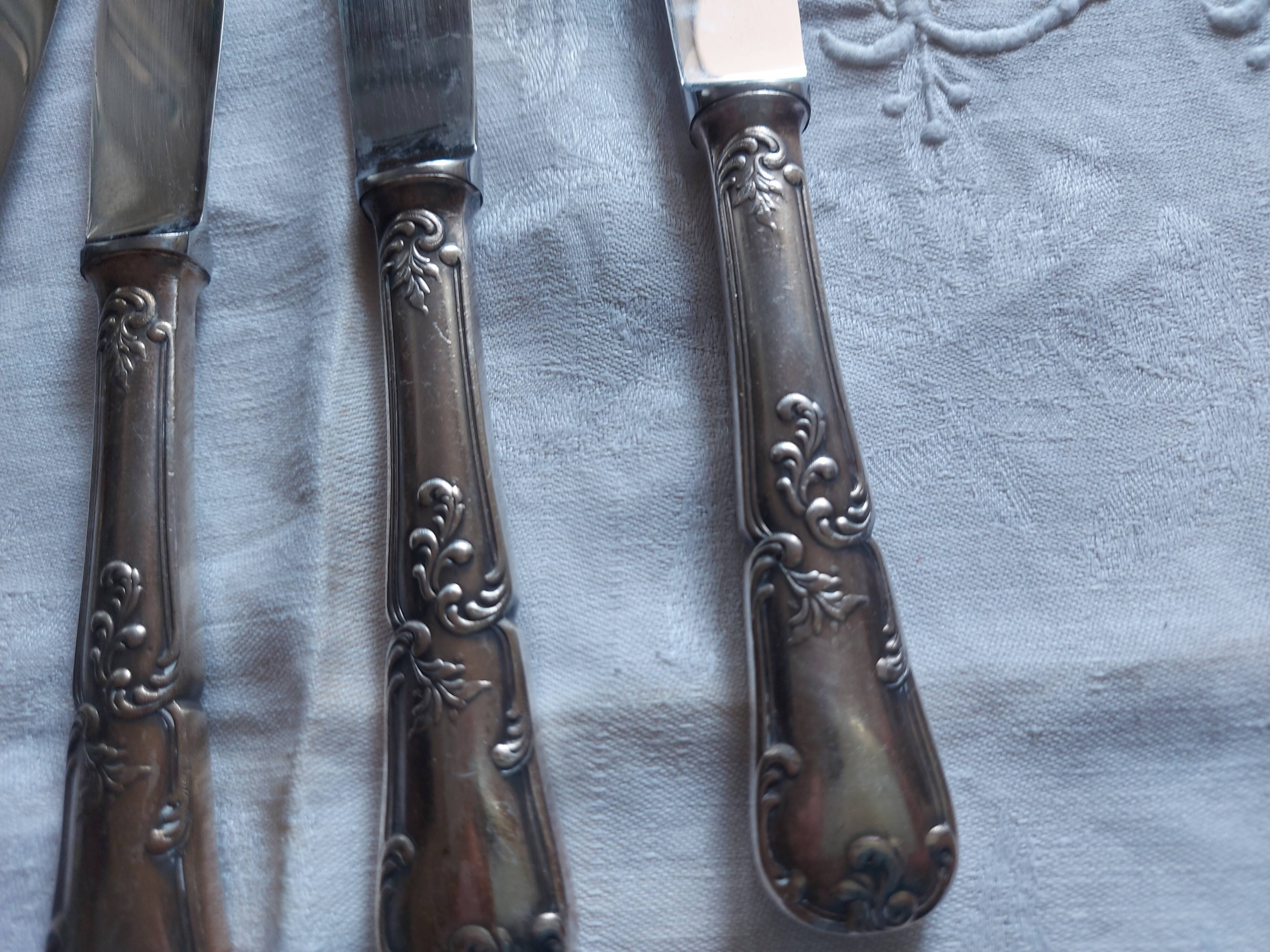 Service de 12 couteaux en métal argenté Frionnet François