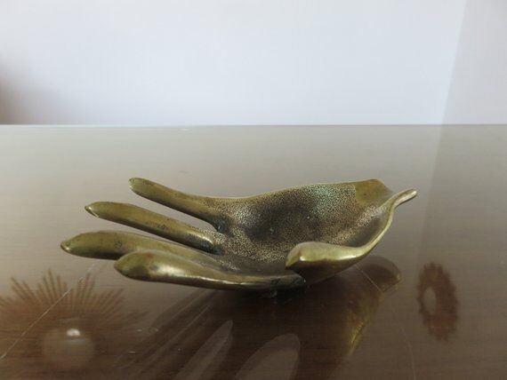 Years 70 hand-shaped ashtray brass