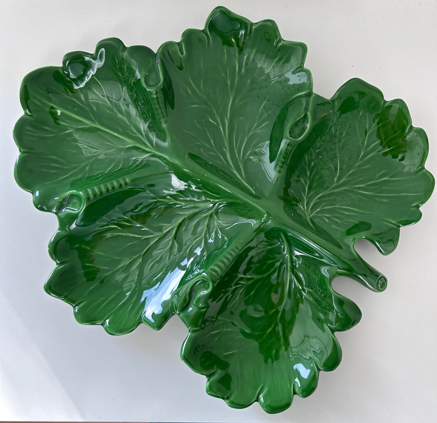 Large serving dish with acanthus leaf design