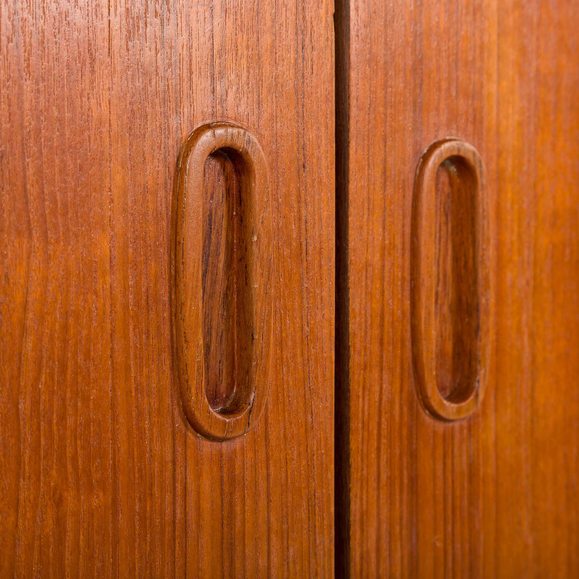 Armoire en teck danoise grande des années 1960.