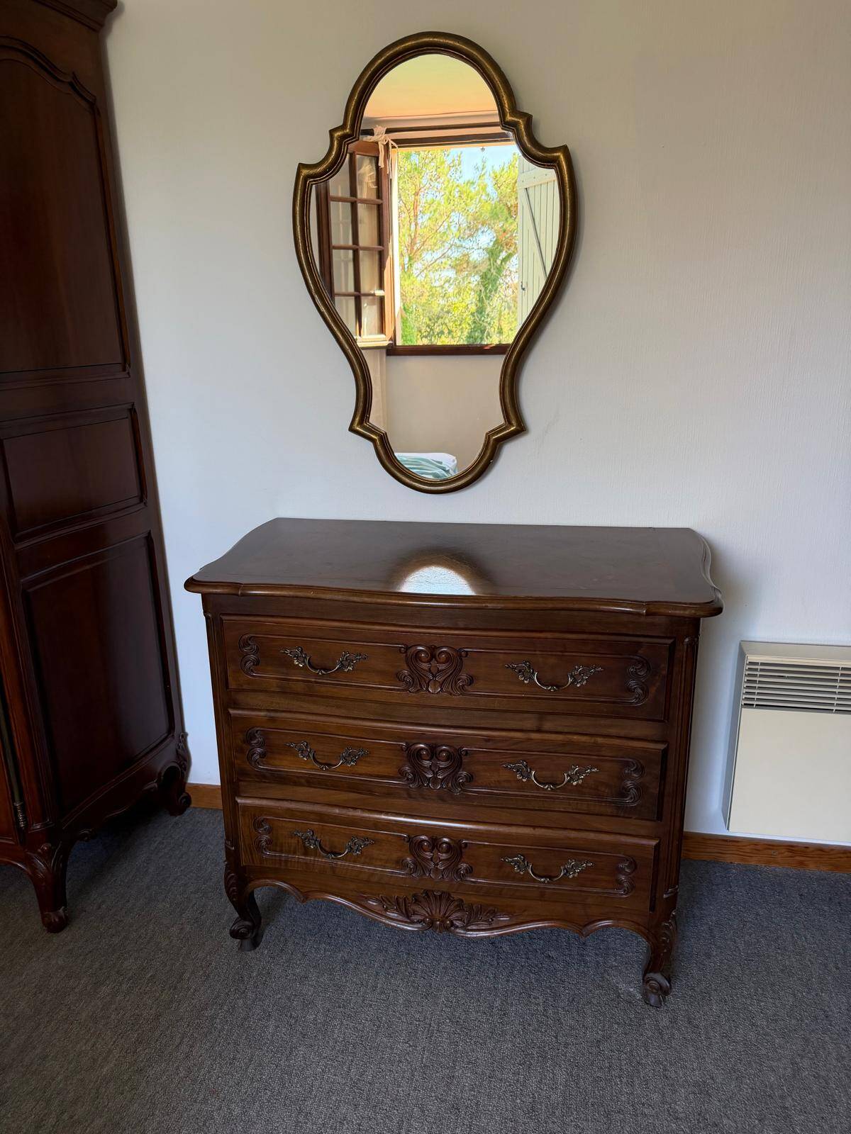 Walnut commode in Louis XV style with 3 drawers.
