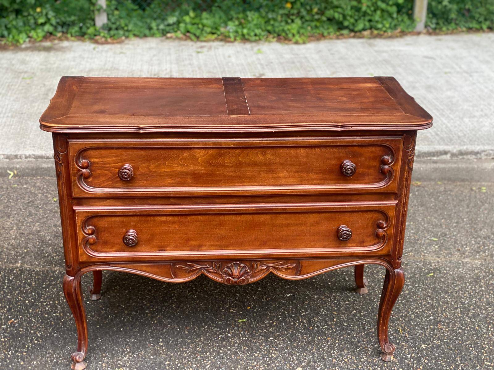 Louis XV commode in solid wood from the 19th century.