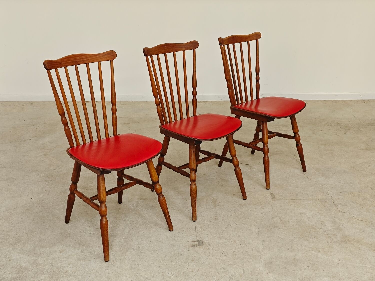 Lot de 3 chaises bois et skaï rougeTacoma par Baumann 1960