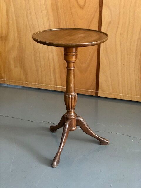 Tripod pedestal table in varnished waxed wood