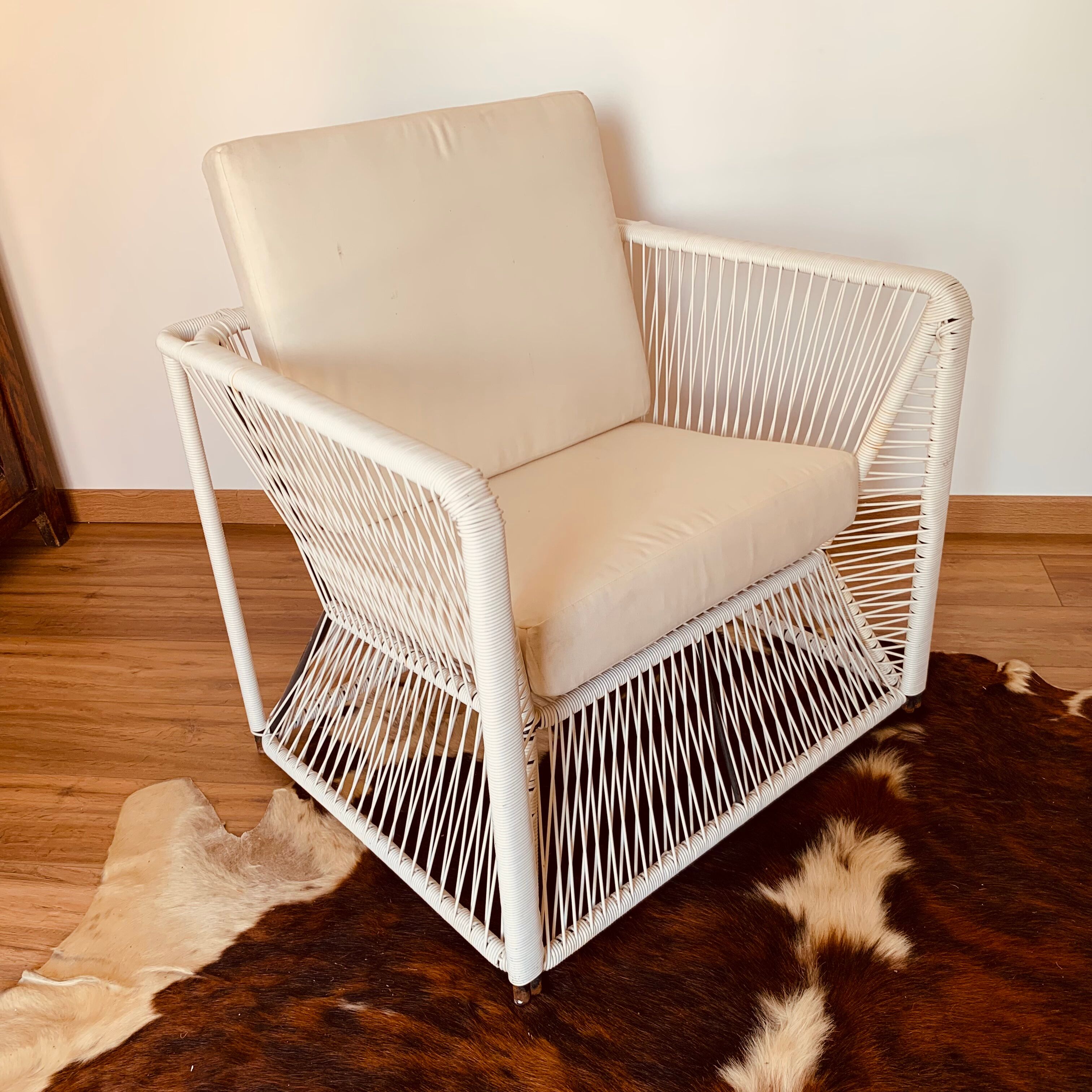 2 garden armchairs in white scoubidou