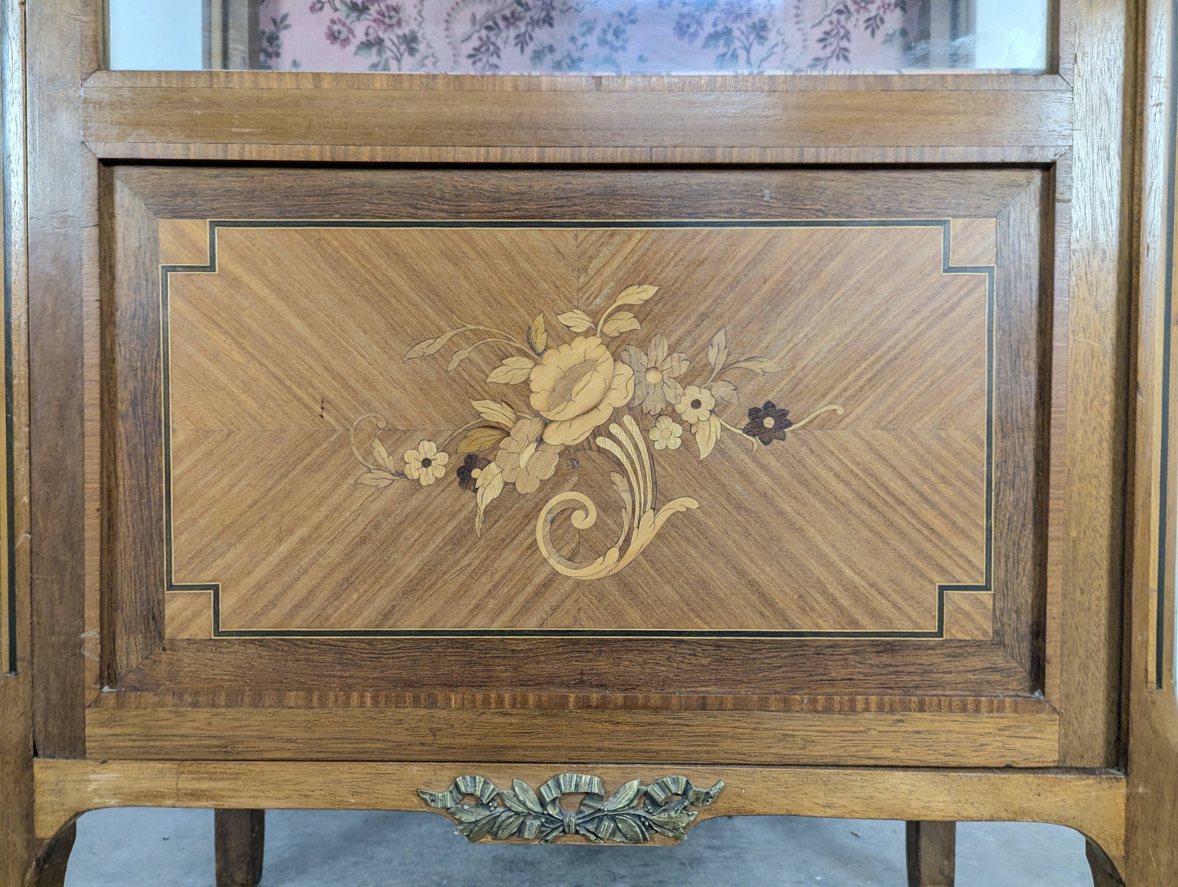 Rosewood display cabinet in Transitional style