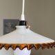 Ancienne suspension abat jour en verre opaline blanc et la bordure ondulée