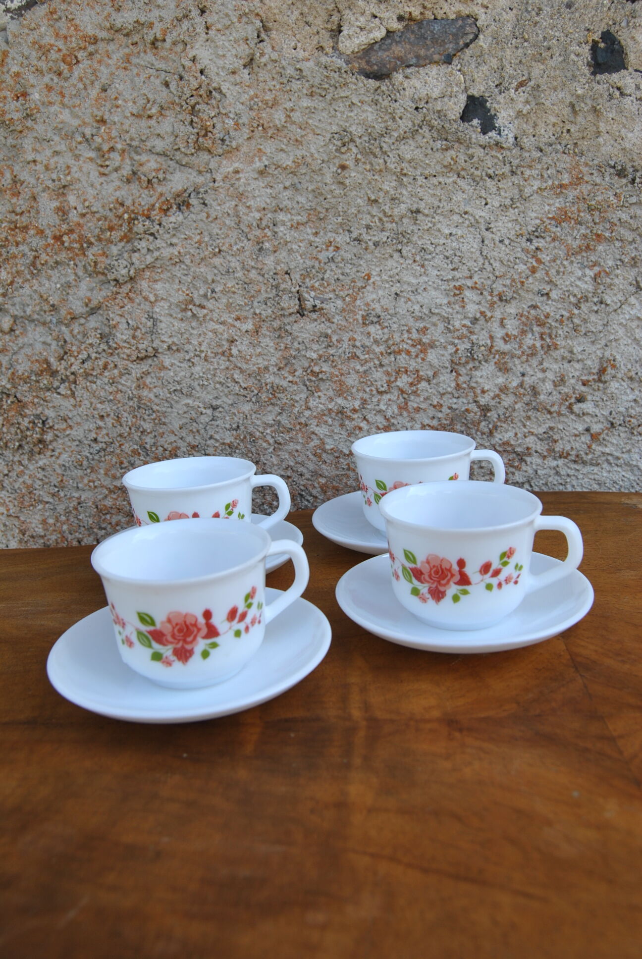 Series of 4 cups et under cups pink patterns Arcopal 80s