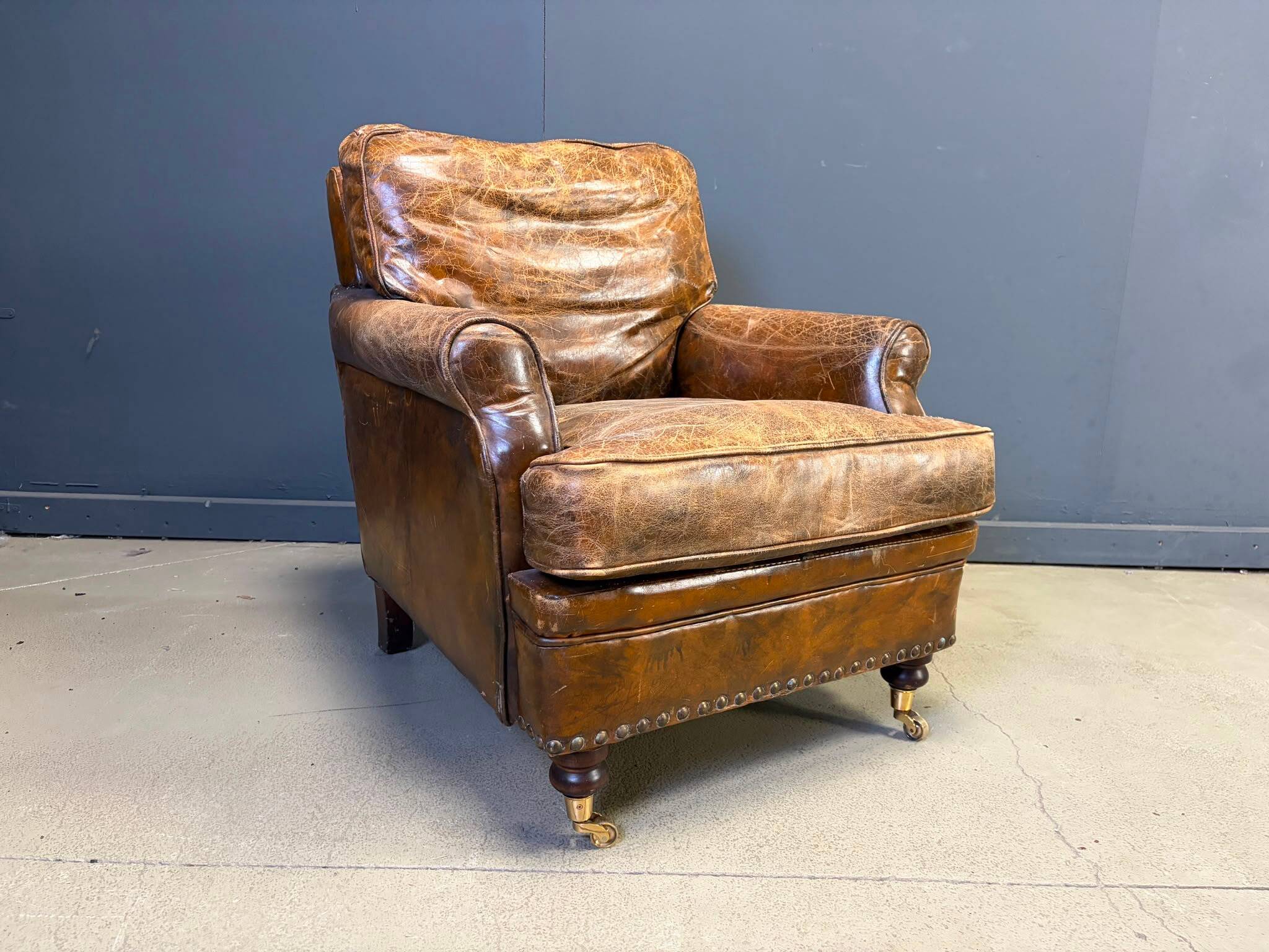 Fauteuil club en cuir des années 1950.
