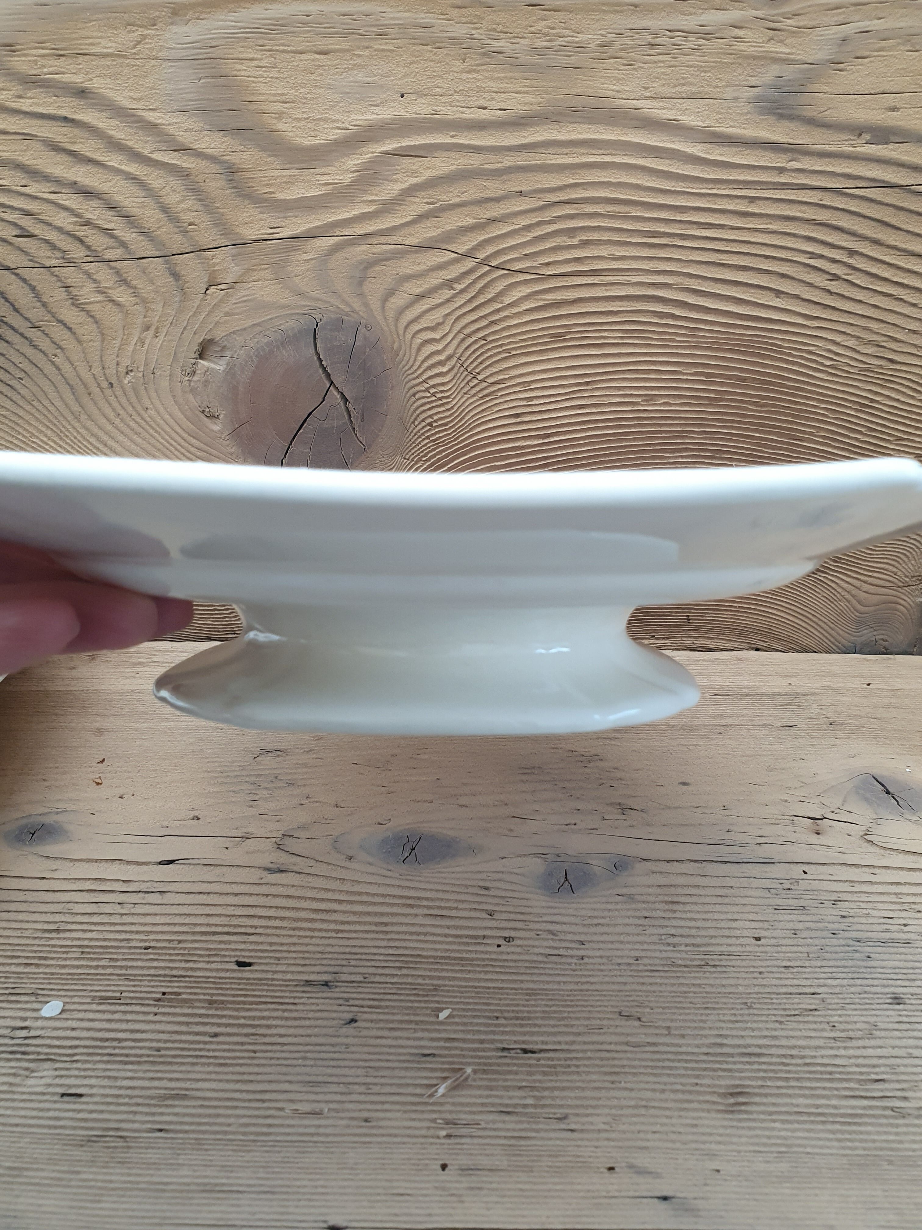 Pair of plates on presentation legs, terre de Fer Gien