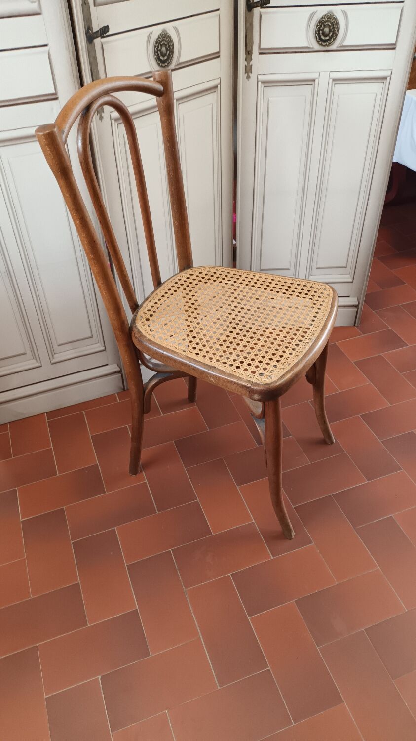 Curved wood bistro chair