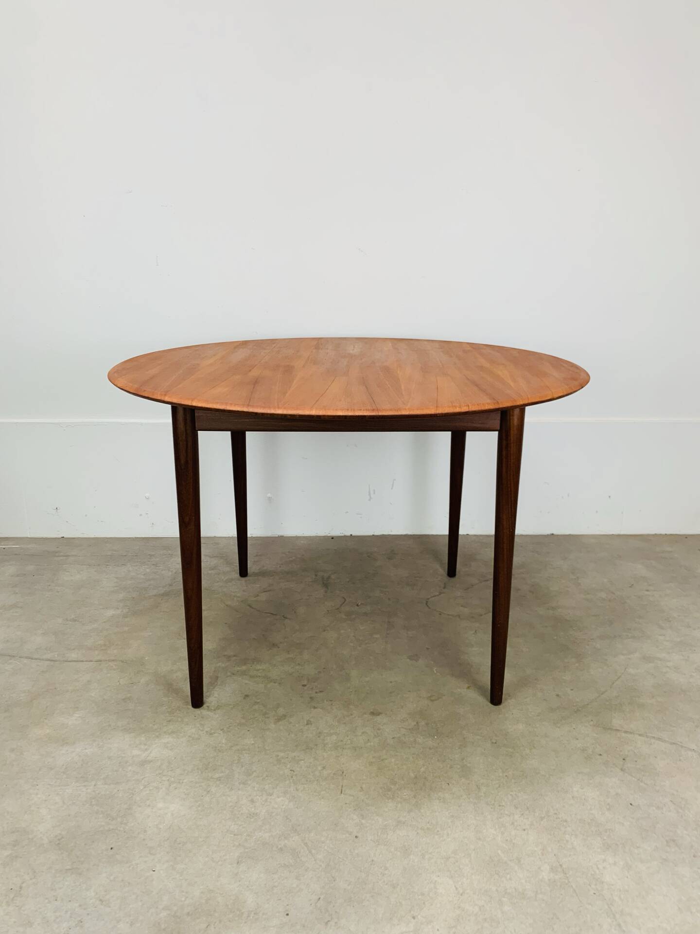 Table ronde scandinave en teck, 1960