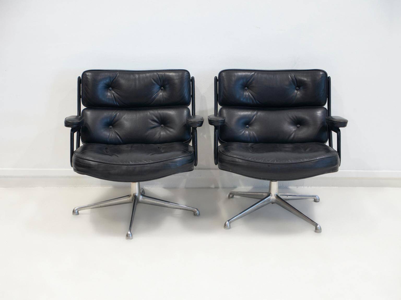 Paire de fauteuils de direction en cuir noir de Charles and Ray Eames