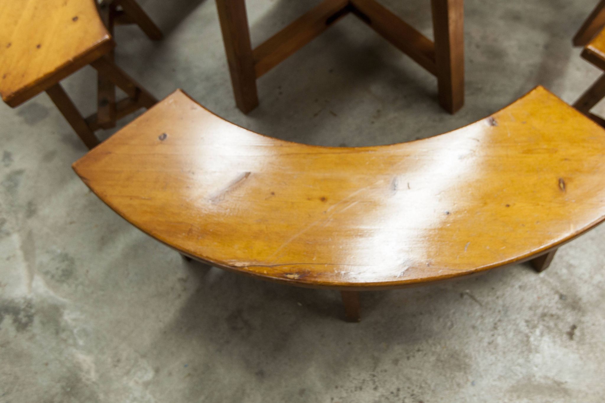 Brutalist ensemble round table 113cm and its 4 rounded stools 1960