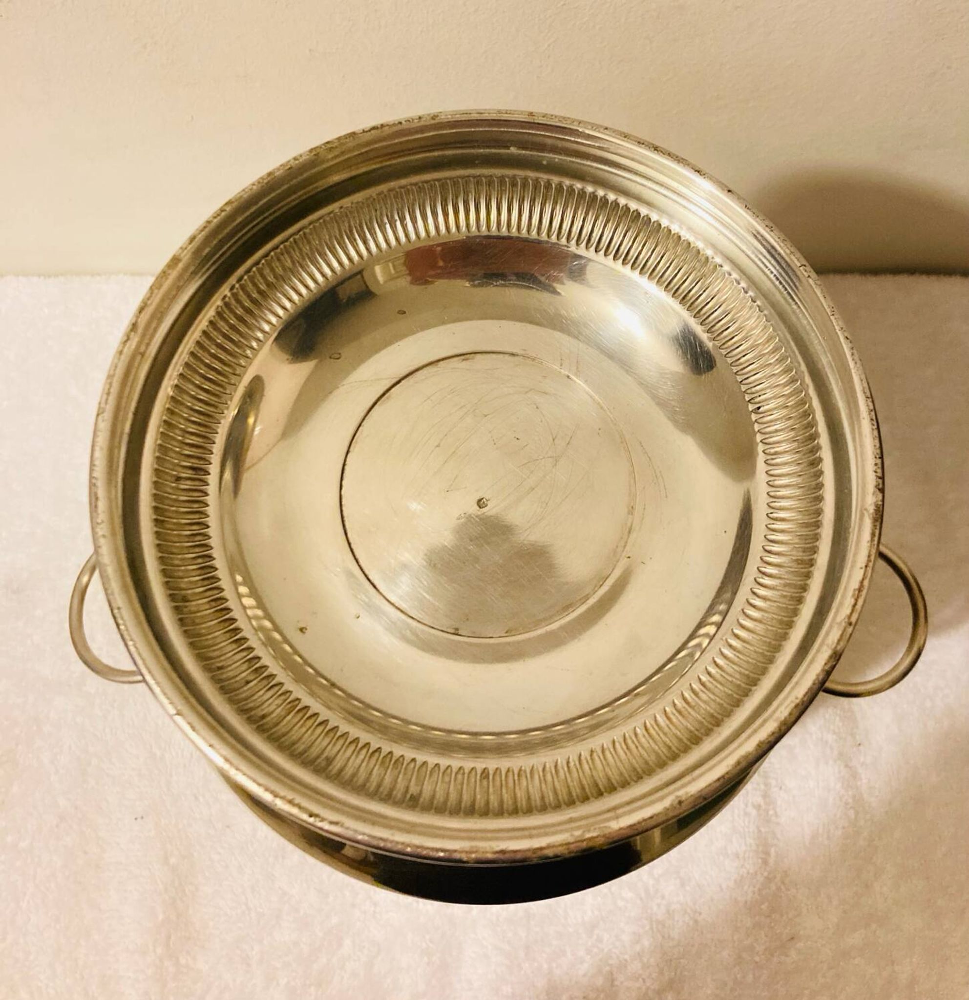 Silver-plated champagne bucket with lion heads from the 20th century, stamped.