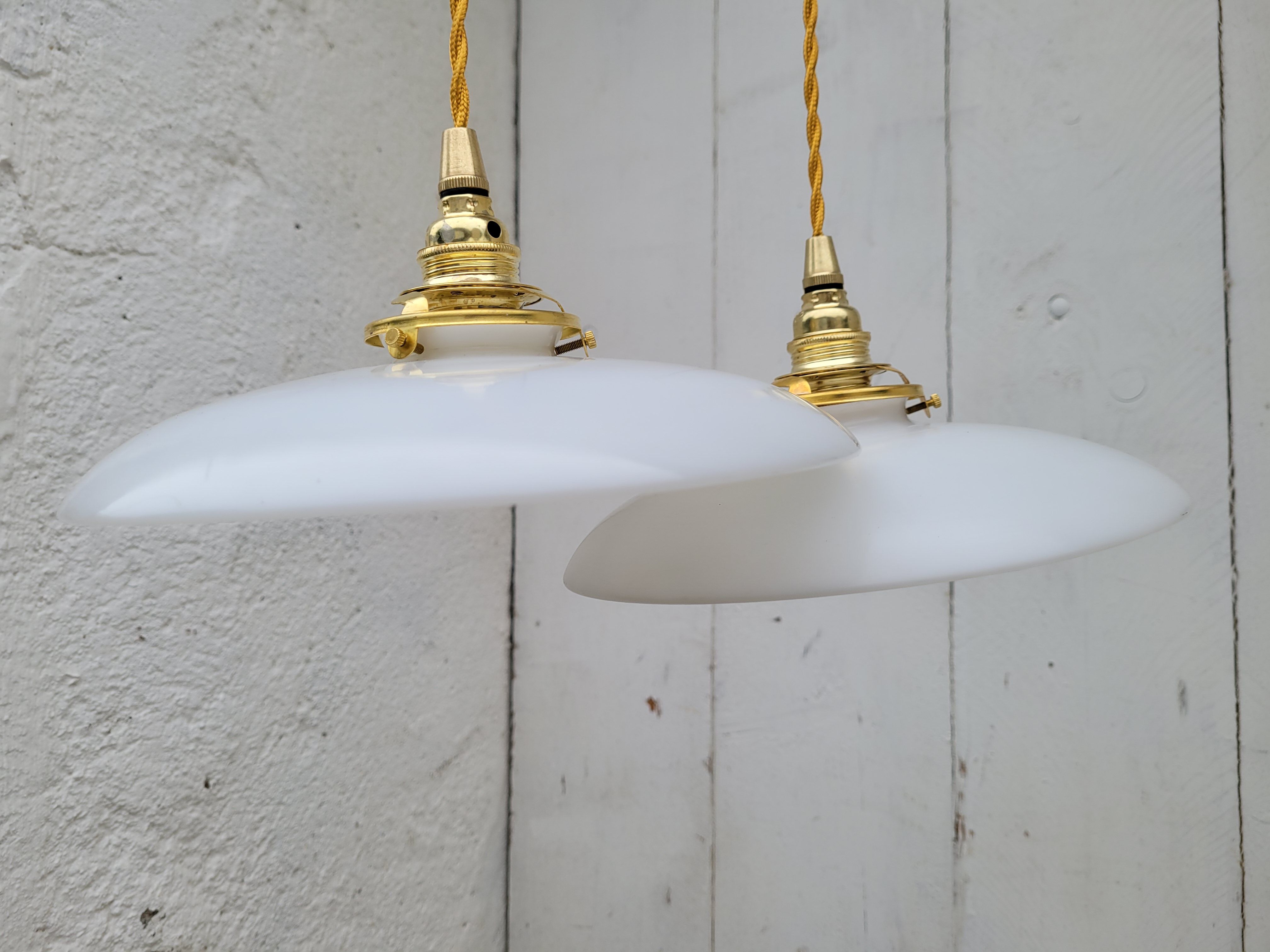 Duo of suspensions in white opaline