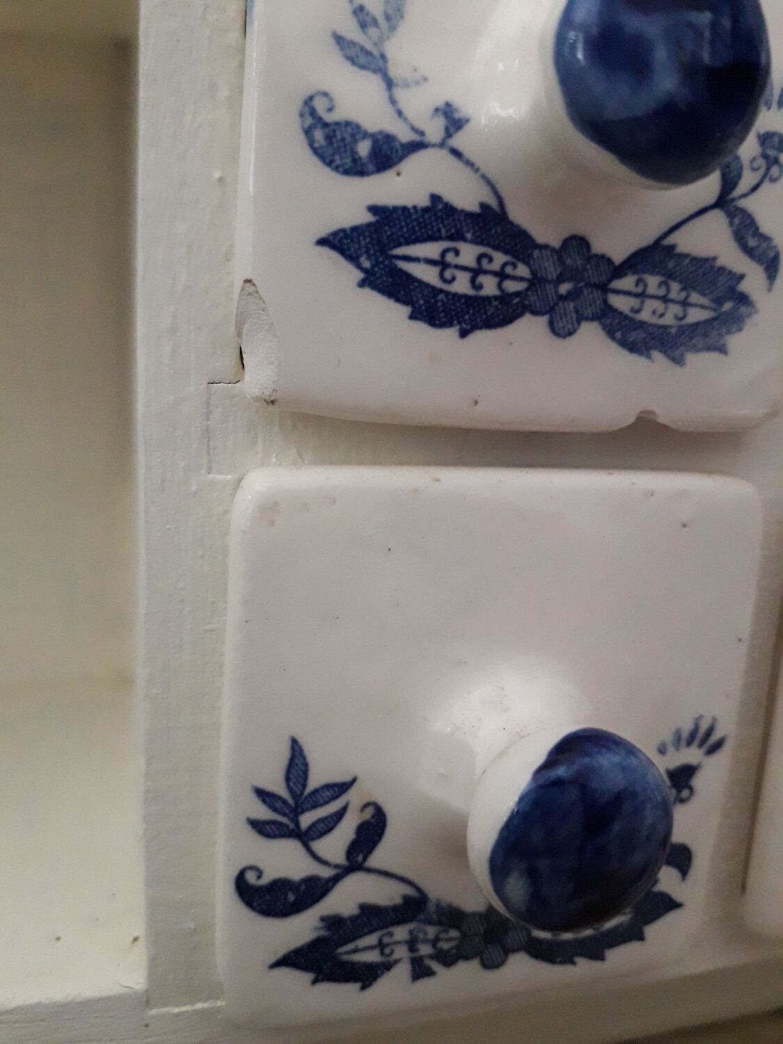 Wall-mounted kitchen shelf