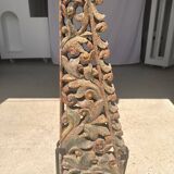 Indonesian construction element in carved wood with intertwined plant motifs mounted on a base (fri