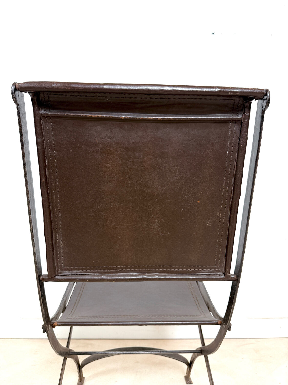 Ensemble de 2 chaises pliantes anciennes en fer forgé et cuir