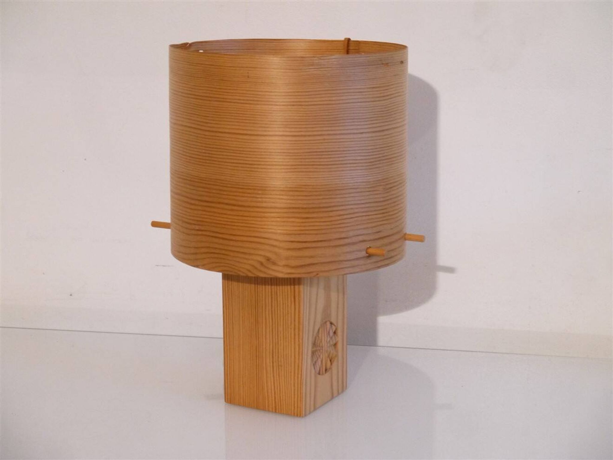 Lampe suedoise en bois 1970