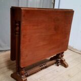 Drop-leaf table called “get leg”
