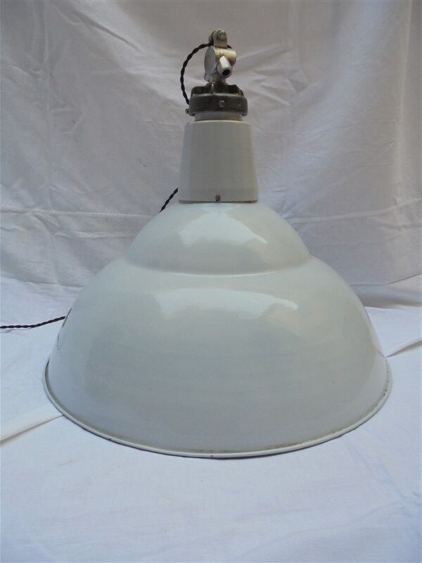 Enamelled sheet metal pendant light