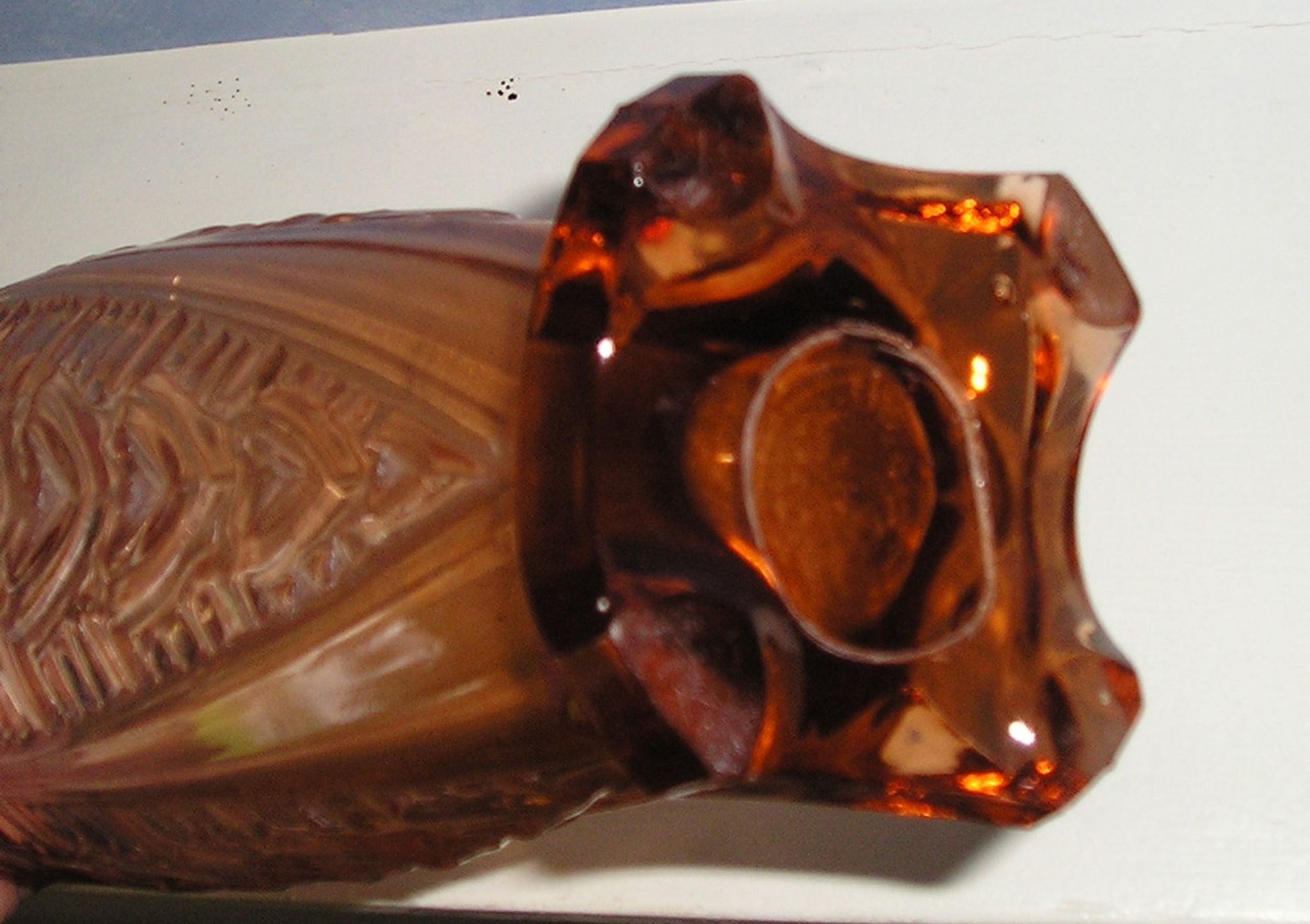 Vase en verre moulé rose style art deco