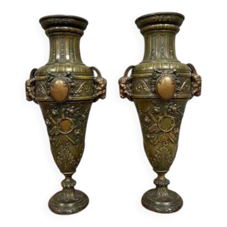 Paire de vases aux bouquetins de style Louis XVI en régule vers 1850