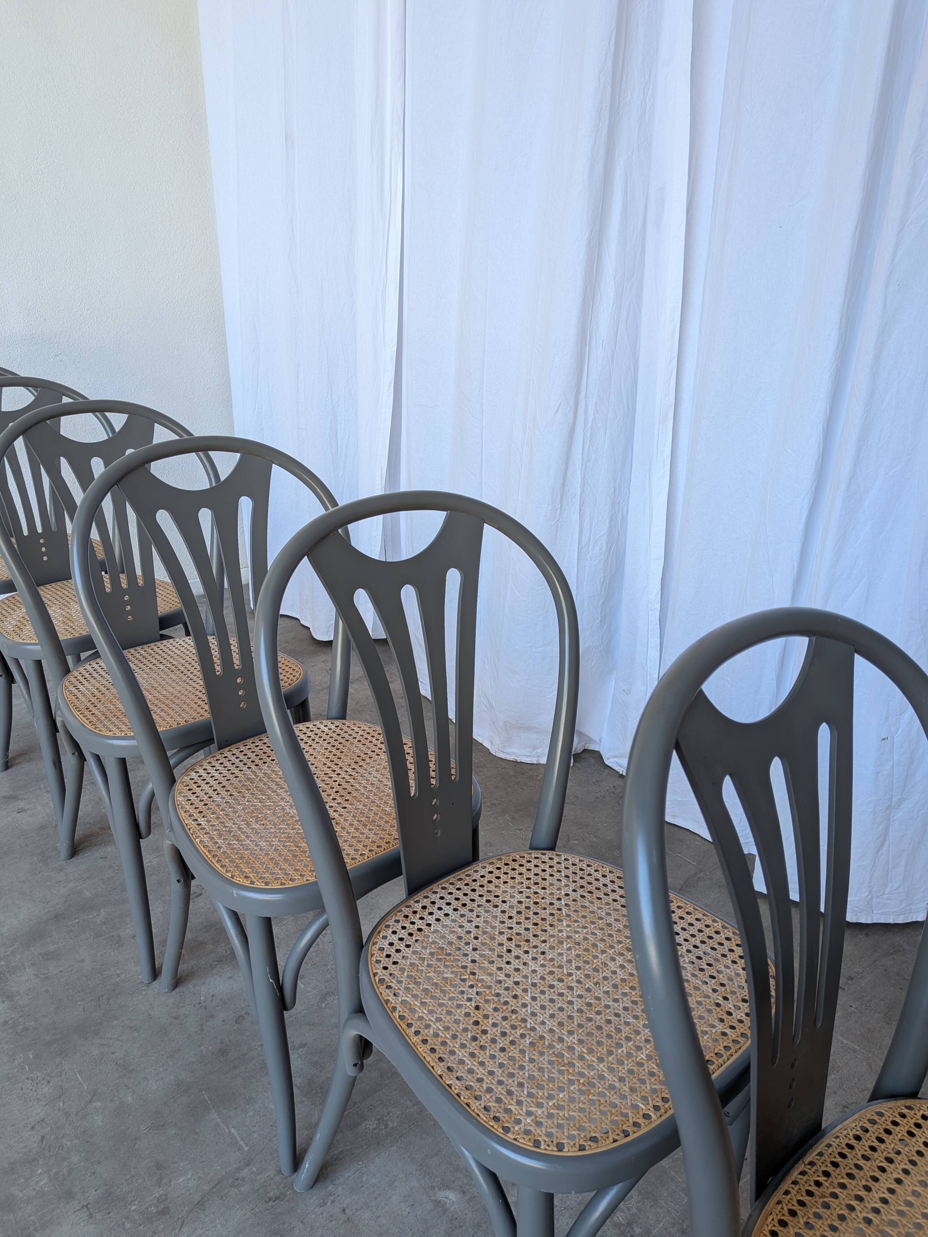 Ensemble de 6 chaises de salle à manger vintage grises en bois cintré : style Thonet, assise en cannage.
