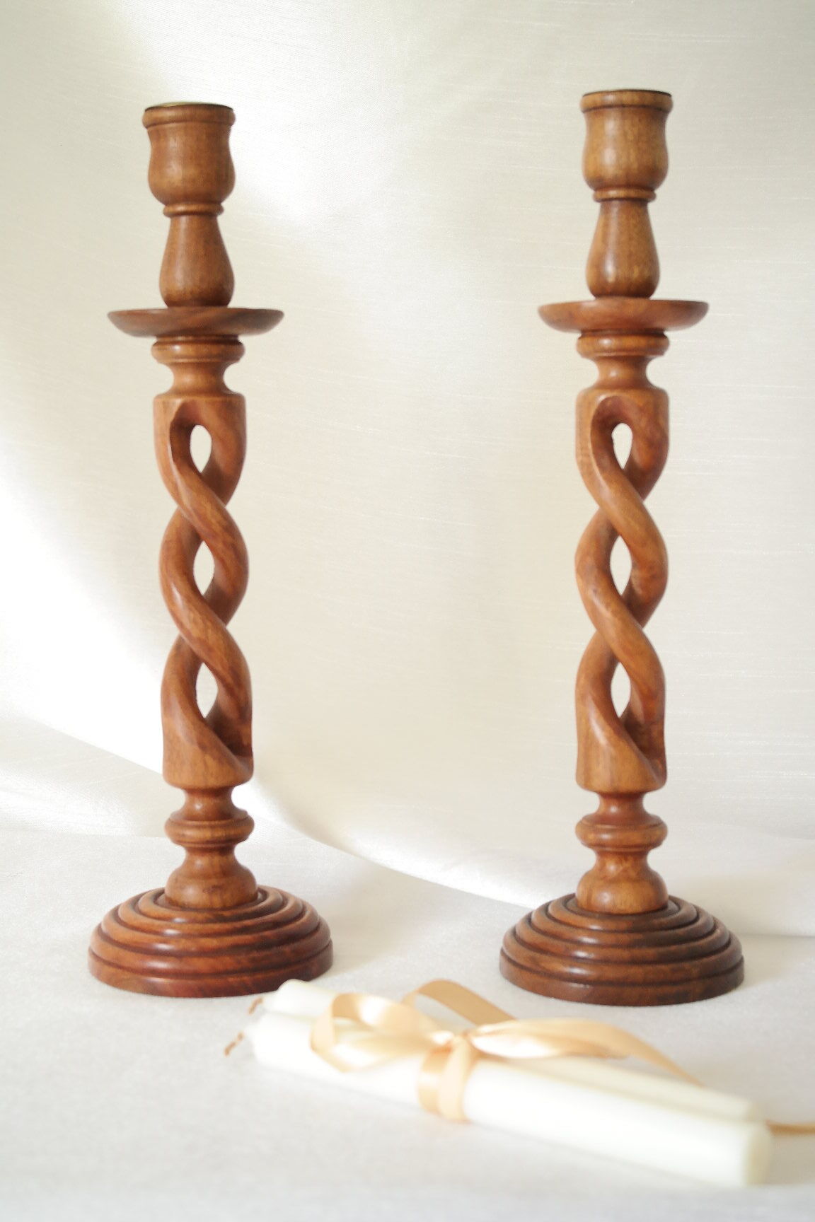 Paire de bougeoirs en bois torsadé et laiton vintage