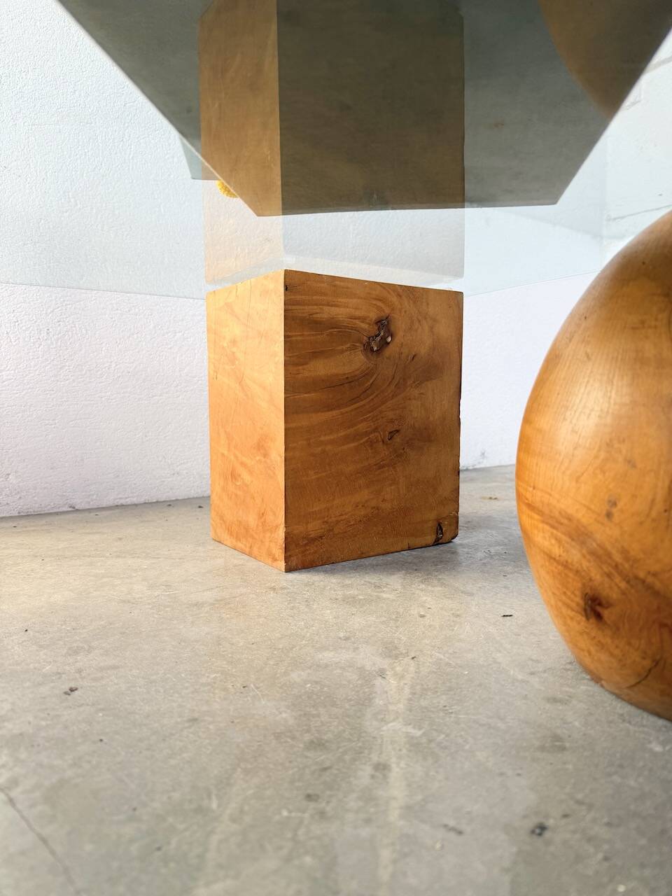 Table basse en bois et verre attribuée à Metafora