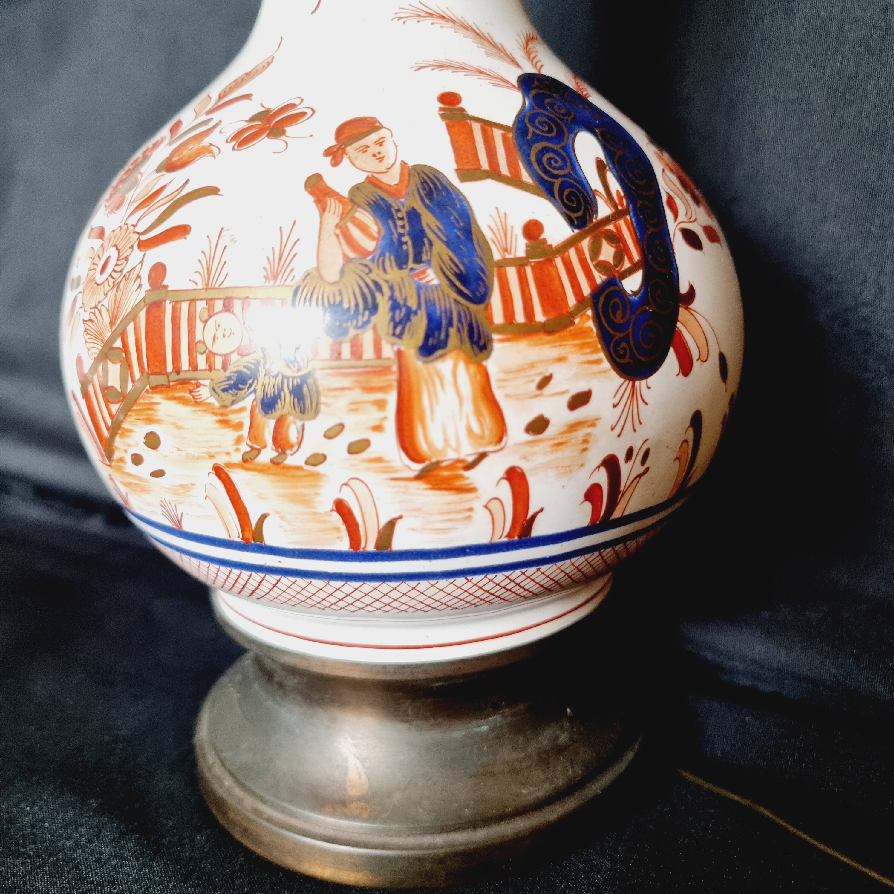 Lampe à gaz électrifiée en porcelaine chinoise peinte à la main
