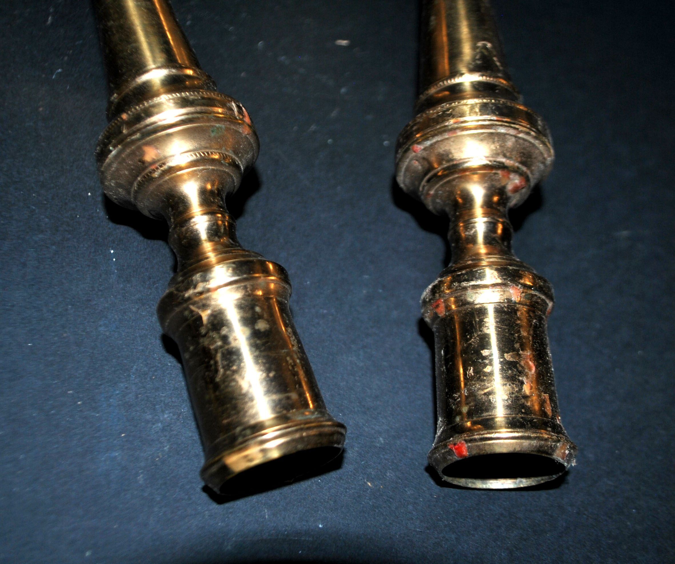 Set of 2 antique hand-chiselled gilded bronze candlesticks – Pair of 18th-century candle holders.