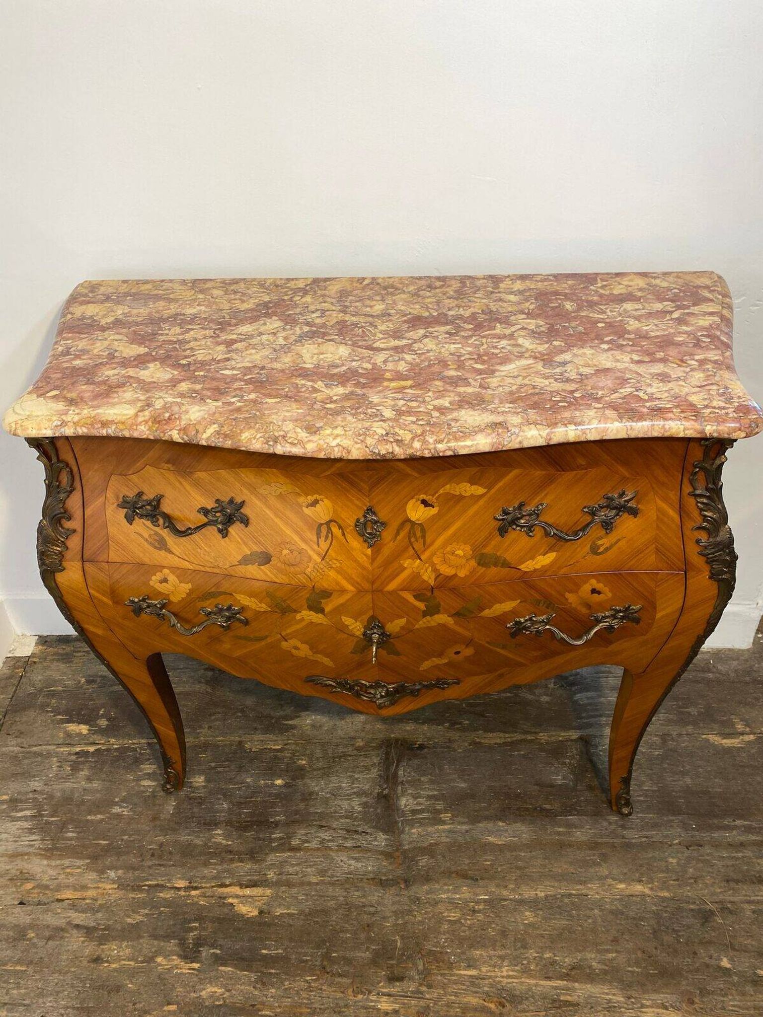 Commode Louis XV galbée, dessus de marbre, bronzes et marqueterie