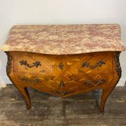 Commode Louis XV galbée, dessus de marbre, bronzes et marqueterie