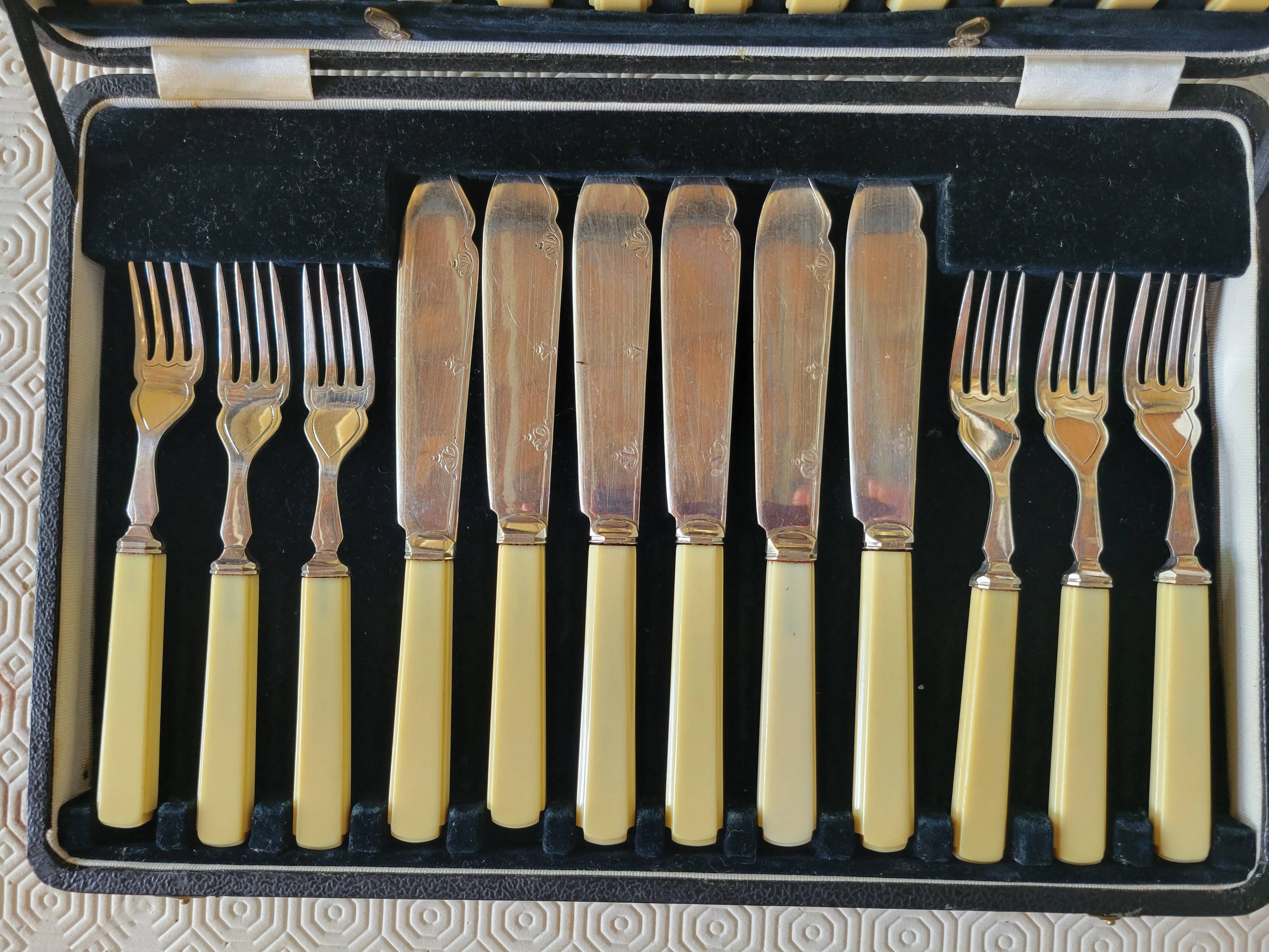 Old fish service for 12 people