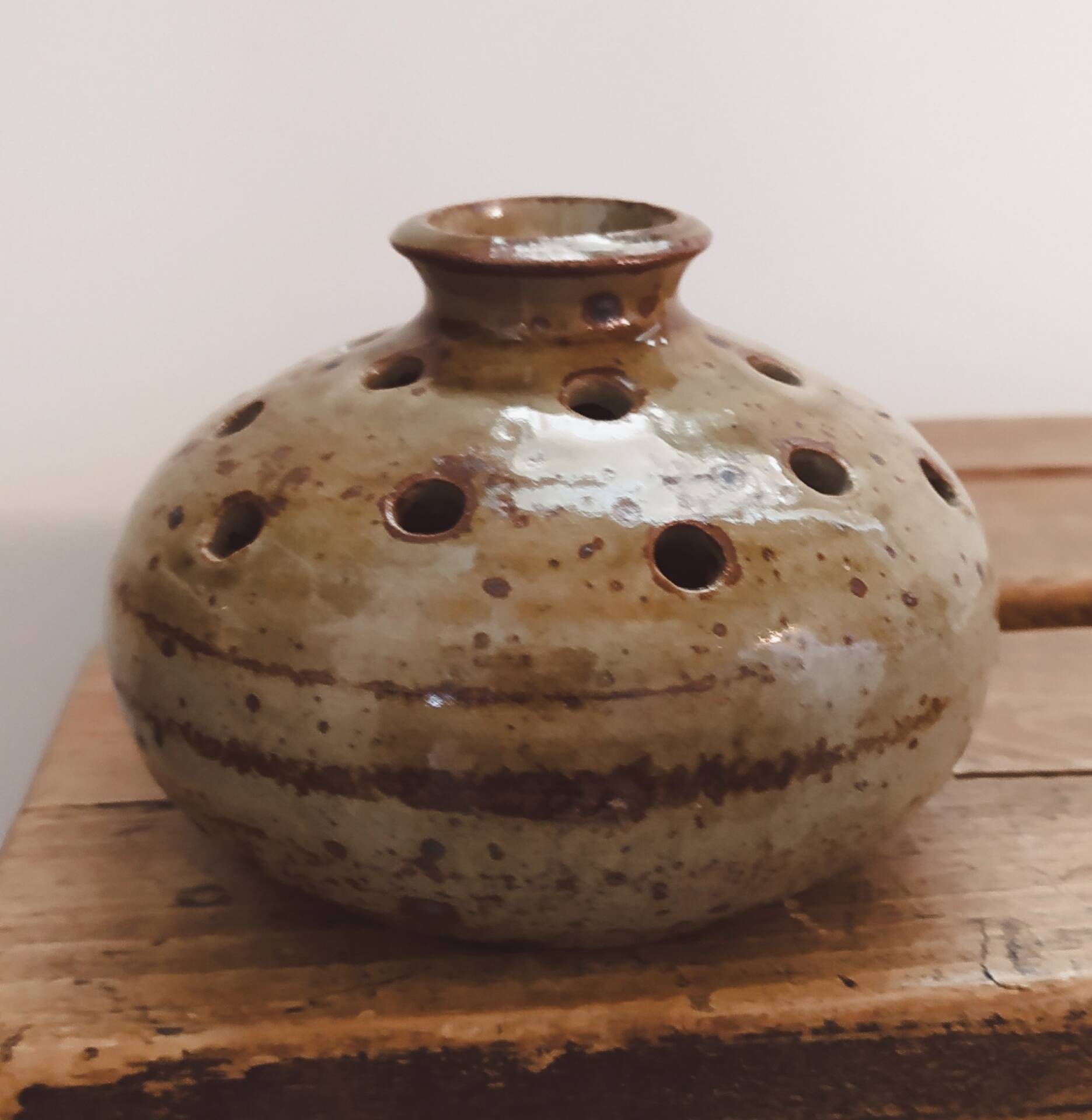 Vase pique fleurs en grès pyrité