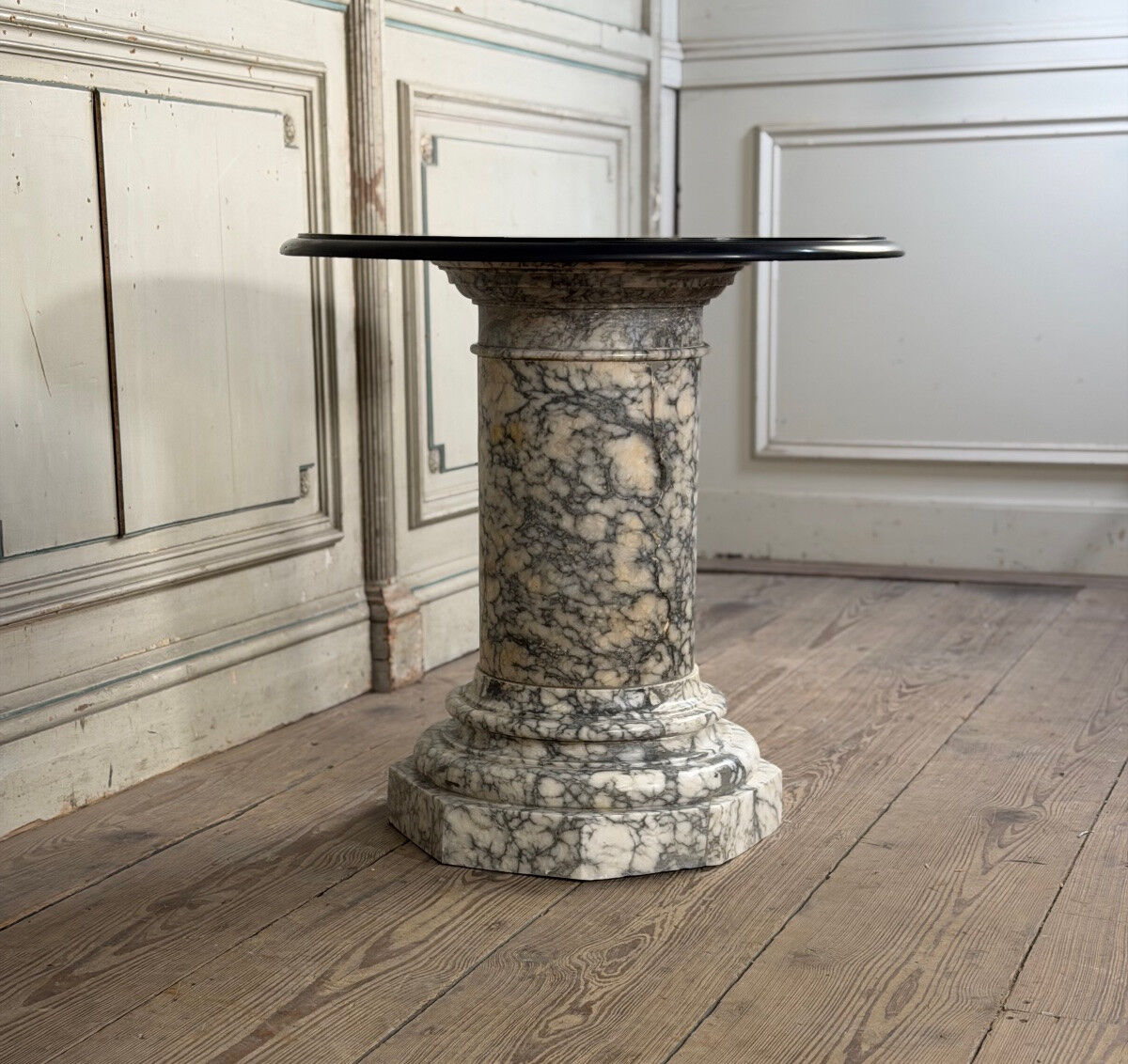Marbre, albâtre et onyx, table d’appoint vers 1900
