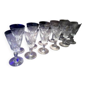 Suite de 11 verres a pied a vin rouge baccarat modele carcassonne