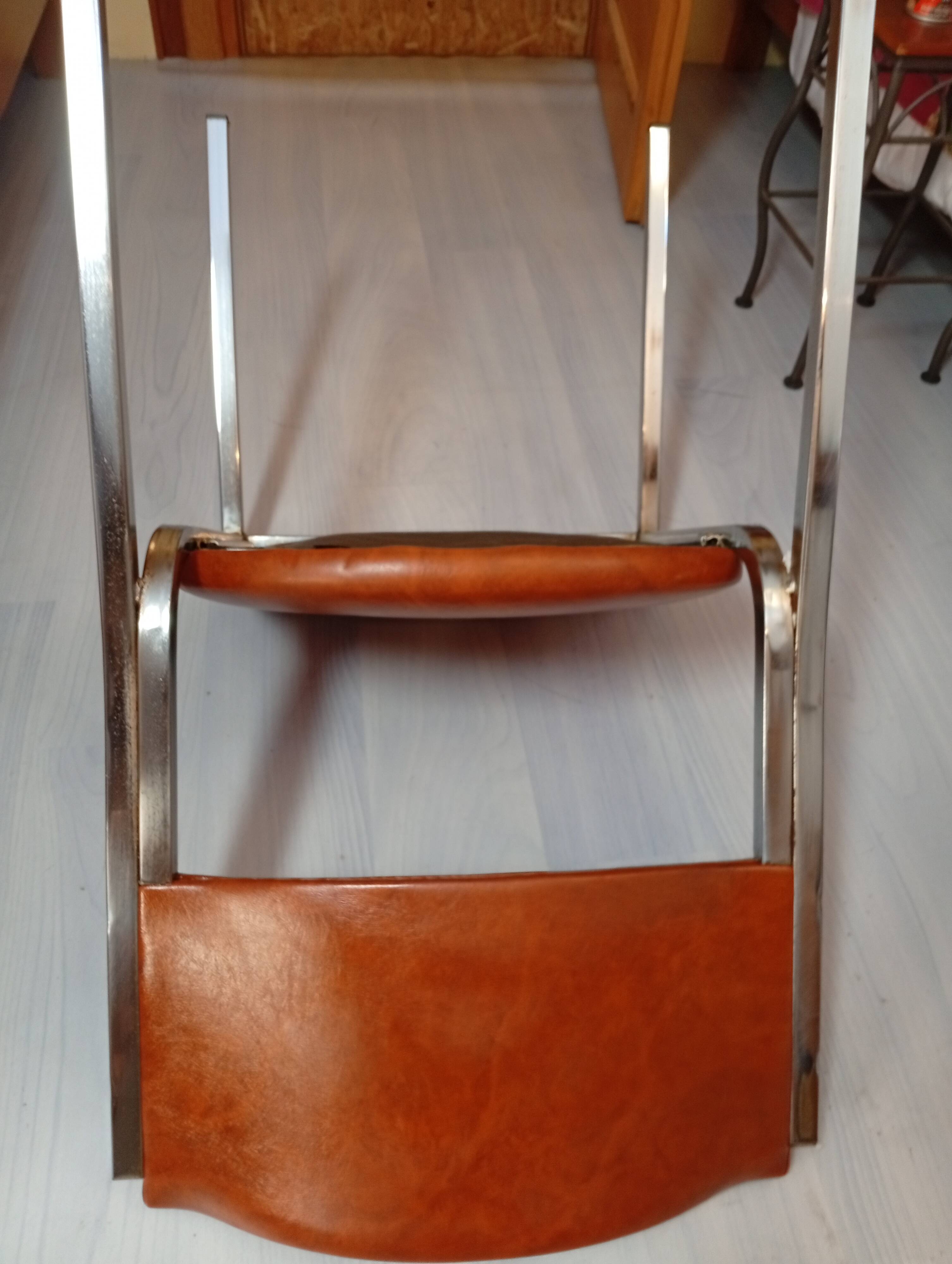 Chaise simili cuir rétro