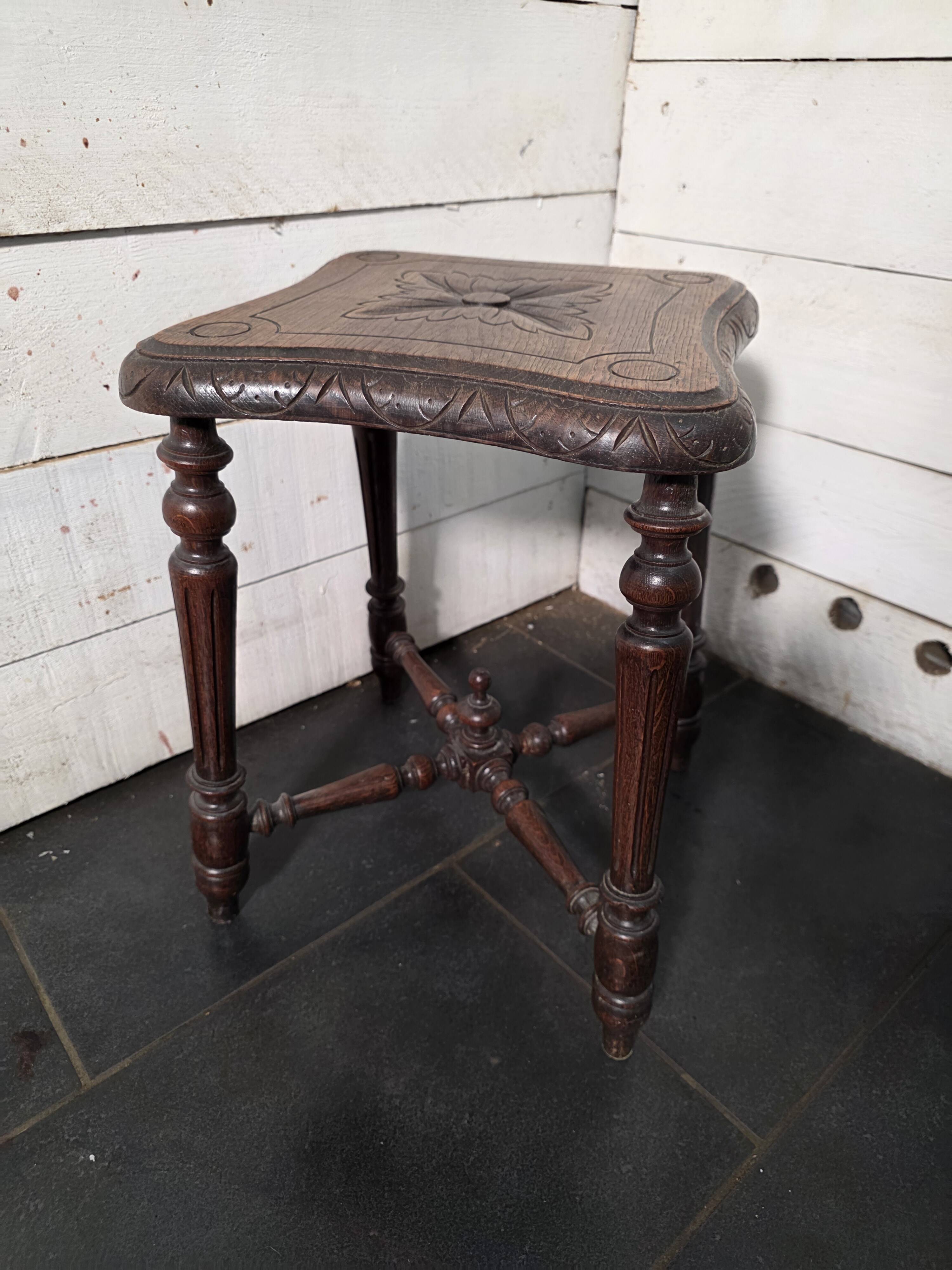 Tabouret ancien en bois sculpté en chêne massif