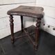 Tabouret ancien en bois sculpté en chêne massif